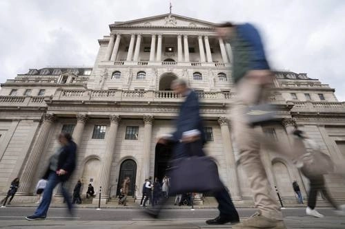 El Banco de Inglaterra (BoE) anunció un incremento de 0.25% en los tipos de interés de referencia. Foto Ap / Archivo 