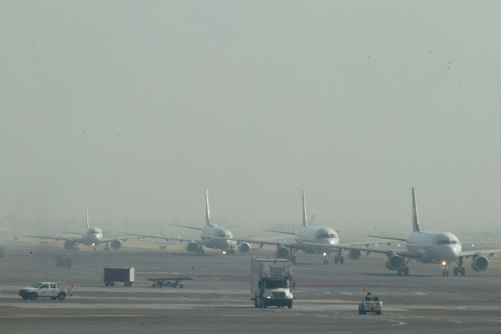 Entre las 5:51 y las 9 horas, la falta de visibilidad paralizó los vuelos en el aeropuerto capitalino. Foto Alfredo Domínguez 