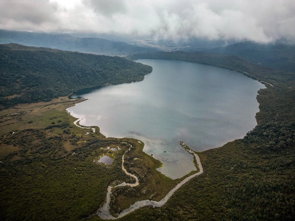 Nubes flotan sobre la laguna de Chingaza, en el páramo del Parque Nacional Natural Chingaza, Colombia, el 19 de marzo de 2024, la principal fuente de agua para millones de residentes de la capital, Bogotá. Foto Ap
