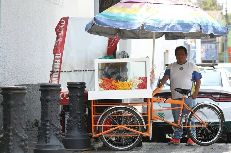 Comercios ambulantes, durante la “nueva normalidad", en calles de la alcaldía Gustavo A. Madero, en la Ciudad de México. Foto Yazmín Ortega Cortés