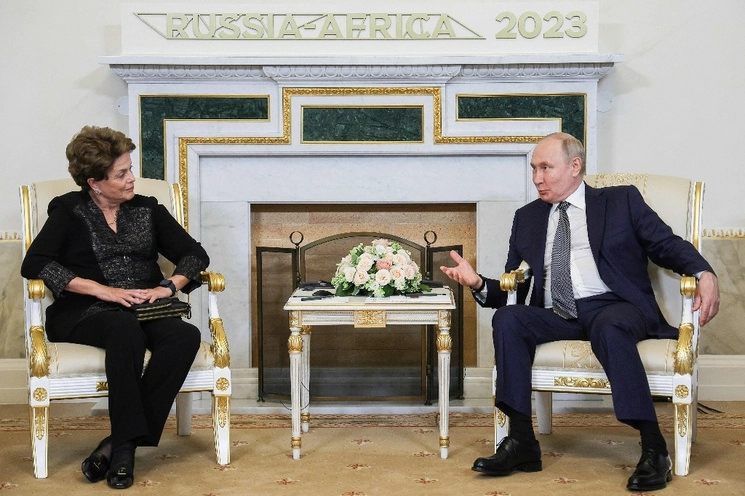 La jefa del NBD de los estados BRICS, Dilma Rousseff, en reunión con el presidente ruso, Vladimir Putin, en San Petesburgo, Rusia, el 26 de julio de 2023. Foto Afp