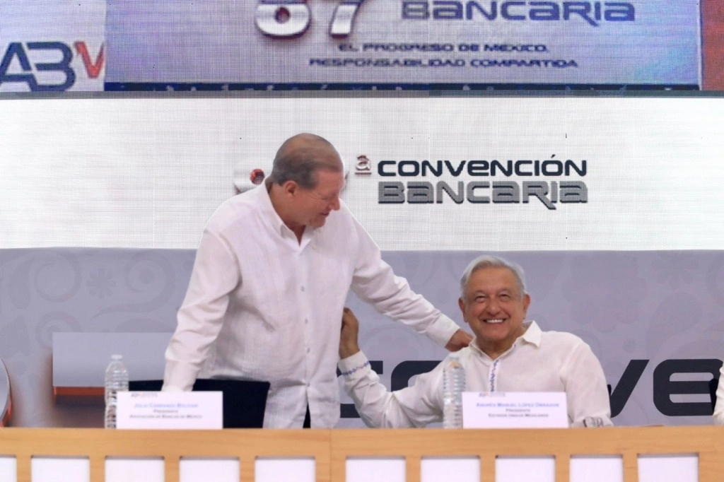 Julio Carranza y Andrés Manuel López Obrador en la 87 Convención Bancaria este 19 de abril de 2024. Foto Luis Castillo/ La Jornada