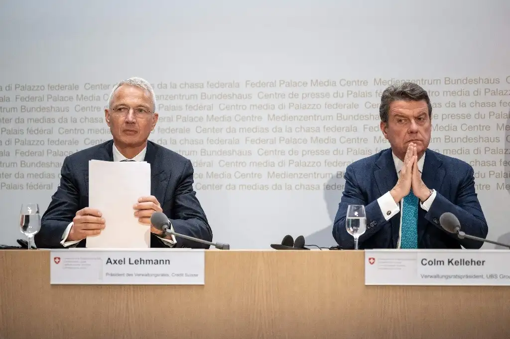 Los presidentes del Credit Suisse, Axel Lehman, y de UBS, Colm Kelleher, durante el anuncio de adquisición, con el que se pretende contener una crisis bancaria sistémica. Foto Afp