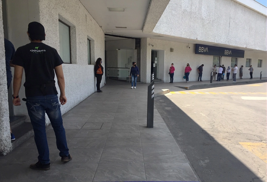 Personas hace hacen fila con sana distancia para ingresar a una sucursal bancaria al sur de CDMX. Foto LA JORNADA/Cristina Rodríguez