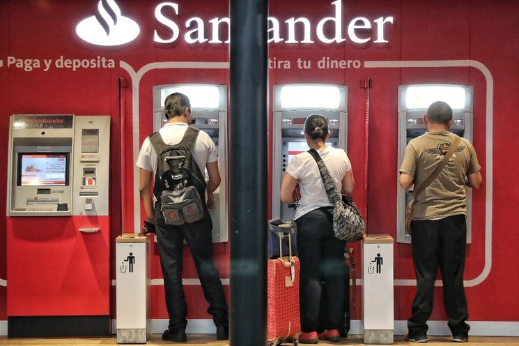 Usuarios en una sucursal bancaria del aeropuerto, durante la emergencia sanitaria por coronavirus. Foto Marco Peláez