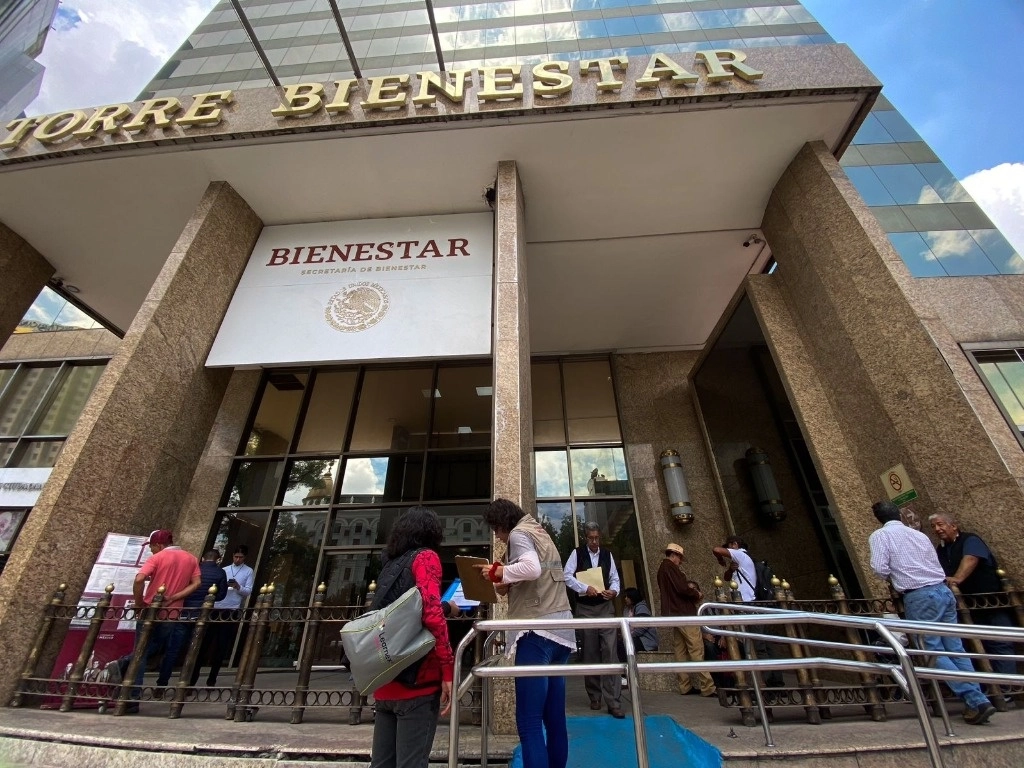 Beneficiarios acuden a la Torre de Bienestar, para retirar su pensión para adultos mayores, en la alcaldía Cuauhtémoc, en la Ciudad de México, el 2 de julio de 2024. Foto Cristina Rodríguez

