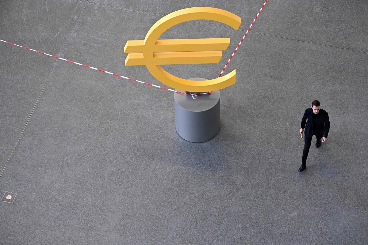 "Podría ser necesario un margen de capital para absorber (...) una mayor volatilidad de las divisas y el riesgo de crédito de contraparte", dijo el BCE en el informe semestral. En la imagen, en la sede del Banco Central Europeo en Fráncfort, Alemania, el 18 de noviembre de 2025. Foto 