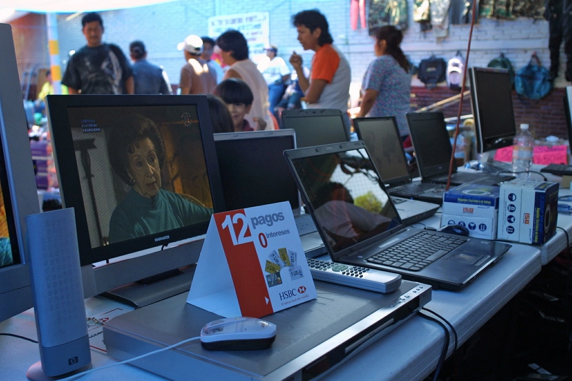 Genera sobreendeudamiento usar plásticos para comprar insumos básicos, advierten especialistas. Foto Roberto García Ortiz