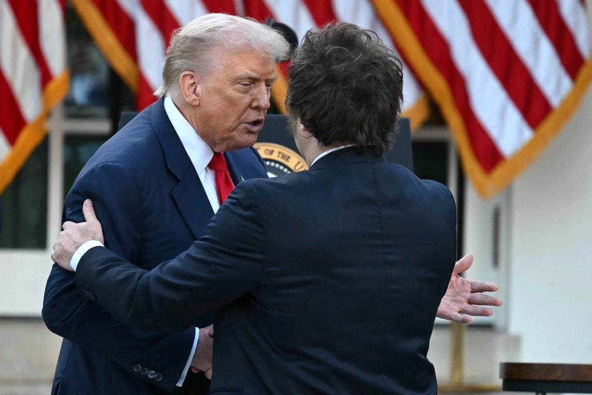 El presidente de Estados Unidos, Donald Trump (izq.), saluda al presidente de Argentina, Javier Milei (der.), al término de la ceremonia de la Medalla de la Libertad en honor al fallecido activista de derecha estadunidense Charlie Kirk, en el Jardín de las Rosas de la Casa Blanca en Washington, D.C., el 14 de octubre de 2025. Foto