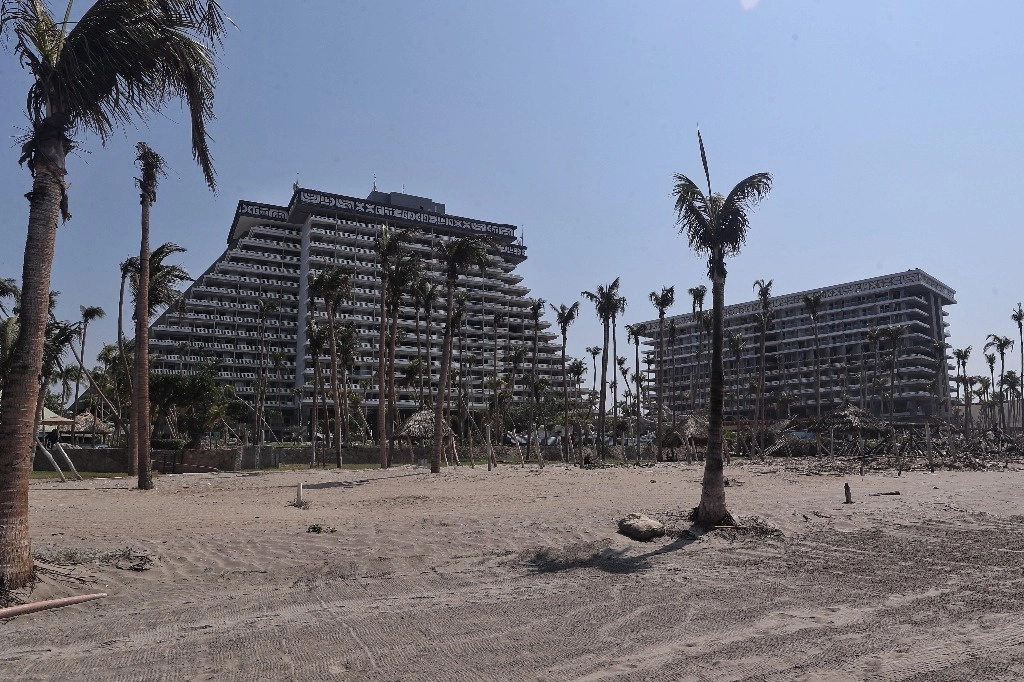 La CNBV dio de plazo hasta el 31 de octubre para que paguen sus créditos los afectados por ‘Otis’ en Acapulco y Coyuca de Benítez. Foto Marco Peláez / Archivo 