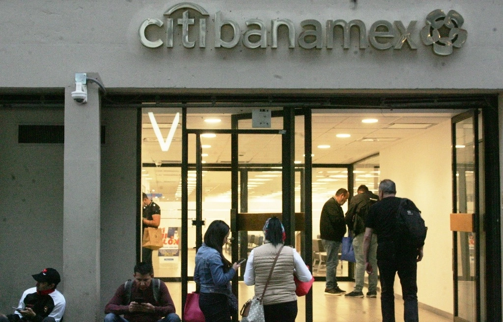 Citibanamex dijo que las personas con tarjetas de crédito, préstamos personales, de nómina, hipotecarios y a las pequeñas y medianas empresas se les aplazará hasta por 6 meses el pago según el acuerdo con cada persona. La imagen, del 26 de octubre de 2023. Foto Roberto García Rivas