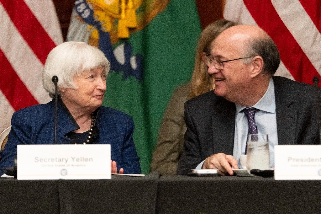 La secretaria del Tesoro de EU, Janet Yellen, y el presidente del BID, Ilan Goldfajn, durante un evento el 19 de abril de 2024. Foto Ap