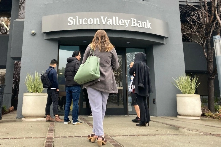 La medida llega tras una primavera tumultuosa para los bancos regionales, en la que el Silicon Valley Bank y otros dos prestamistas se hundieron. Foto  Ap / Archivo