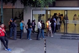 Así se forma la gente para ingresar a un cajero Bancomer en la CDMX. Foto María Luisa Severiano/ Archivo 