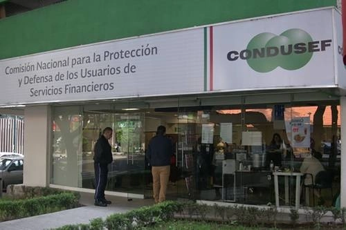 Los bancos abonaron a sus clientes prácticamente uno de cada tres pesos que fueron reclamados en 2020 por posibles fraudes o robo de identidad, dio a conocer la Condusef. Foto ‘La Jornada’ / Archivo