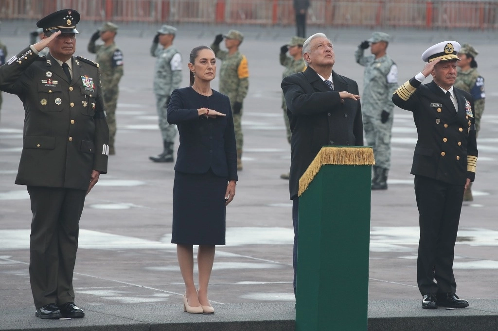 Acompañados por los secretarios de la Defensa y la Marina, Luis Cresencio Sandoval y José Rafael Ojeda, el presidente Andrés Manuel López Obrador y su próxima sucesora, Claudia Sheinbaum, encabezaron ayer por la mañana la ceremonia del izamiento a media asta de la bandera en el Zócalo con el fin de honrar la memoria de los caídos en los terremotos de 1985 y 2017, ambos ocurridos un 19 de septiembre. Foto José Antonio López