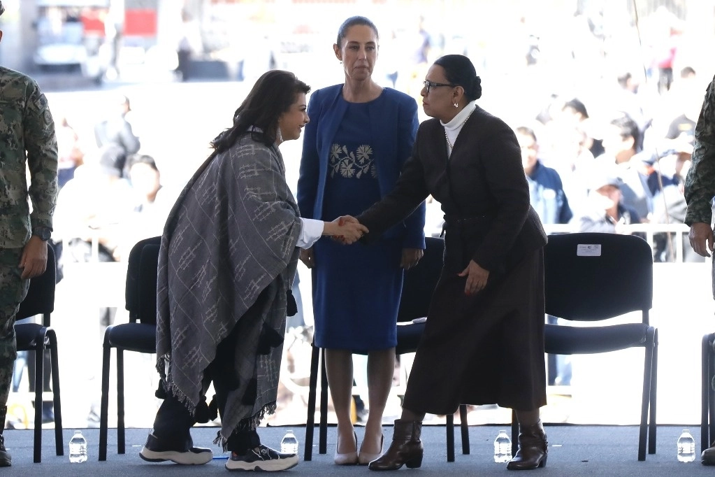 La jefa de Gobierno y la titular de Gobernación, Clara Brugada y Rosa Icela Rodríguez, respectivamente, acompañaron a la Presidenta en el atrio de la Basílica. Foto Germán Canseco




