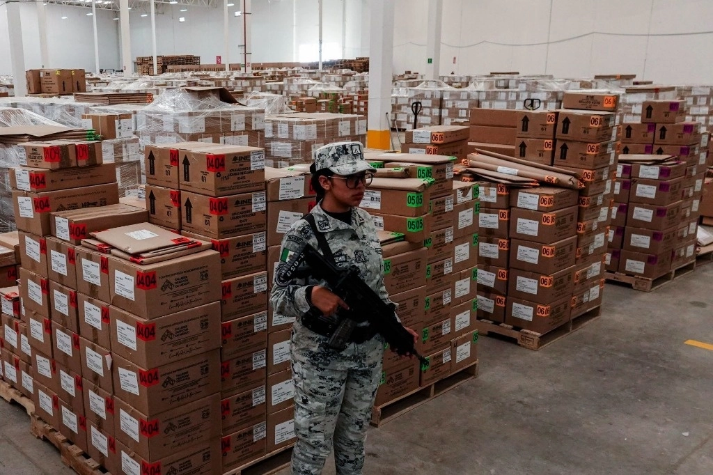 El Centro Logístico de Distribución del INE en Tultitlán es custodiado por elementos del Ejército, la Marina y la Guardia Nacional. Foto Cuartoscuro