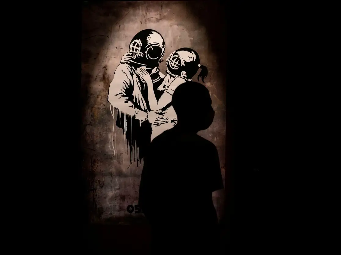 La muestra madrileña 'Banksy. The street is a canvas', que no está autorizada por el artista, reúne 70 piezas de coleccionistas privados. Foto Afp