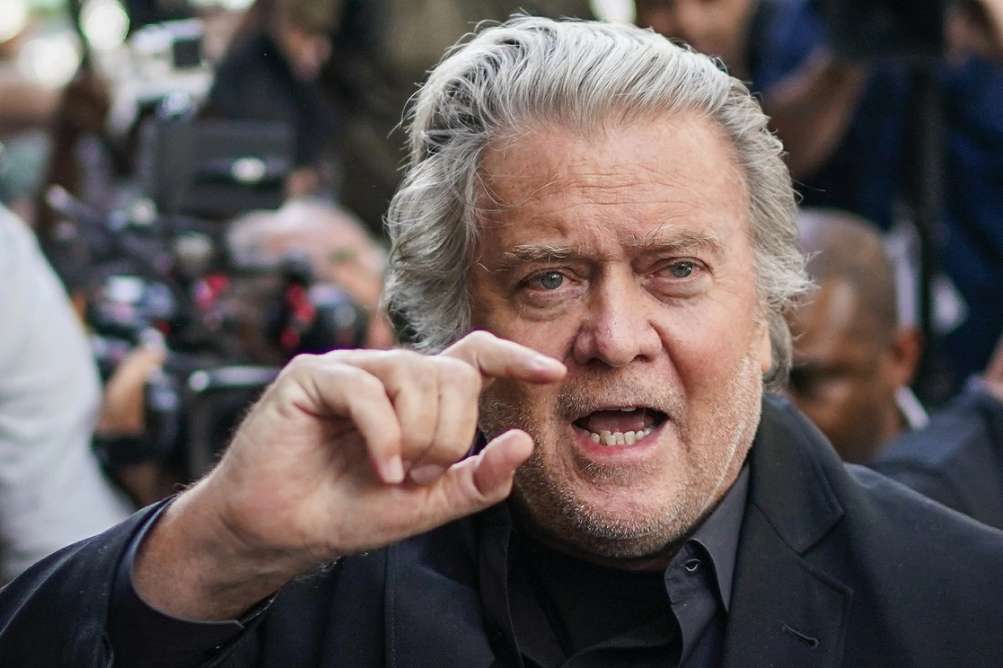 El ex estratega de la Casa Blanca, a su llegada a la oficina del fiscal de distrito de Manhattan para rendir su declaración, el 8 de septiembre de 2022. Foto Ap