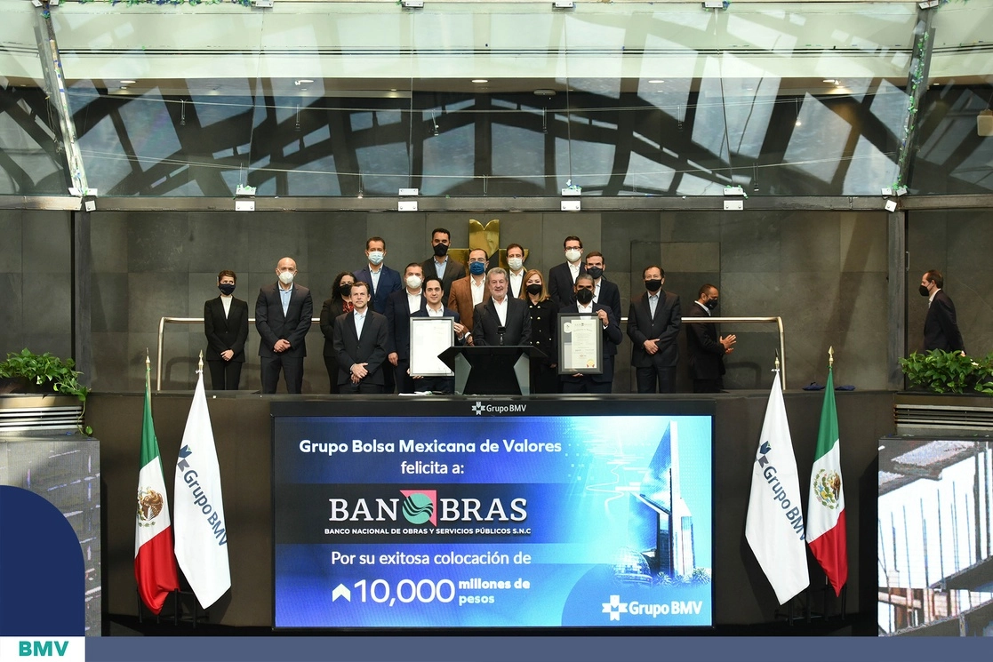 Banobras emitió cuatro certificados bursátiles en la BMV, de los cuales dos son bonos sustentables, el 5 de octubre de 2021. Foto tomada del Twitter de @BMVMercados