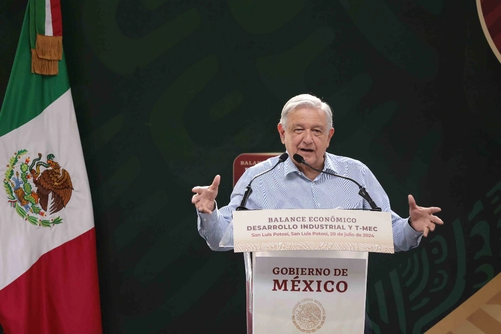 El presidente López Obrador señaló que se debe continuar “con la aspiración de hacer realidad el Estado de bienestar, que el mexicano tenga seguridad desde que nace hasta que muere” y no le falte derecho al trabajo, a la salud, a la educación, a todos los satisfactores básicos”. Foto cortesía Presidencia

