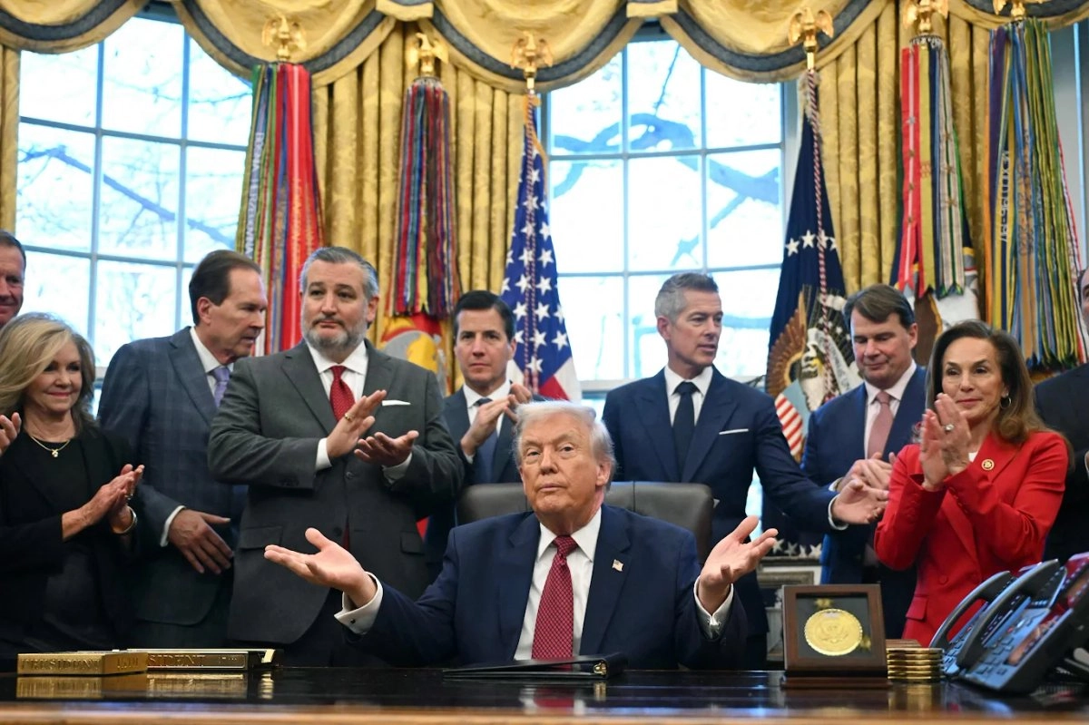 El presidente Donald Trump –rodeado por legisladores republicanos y ejecutivos de fabricantes de automóviles–anunció estándares de eficiencia de combustible más débiles para el país, como parte de su agenda para reducir el precio de los autos con motores a gasolina. Foto 