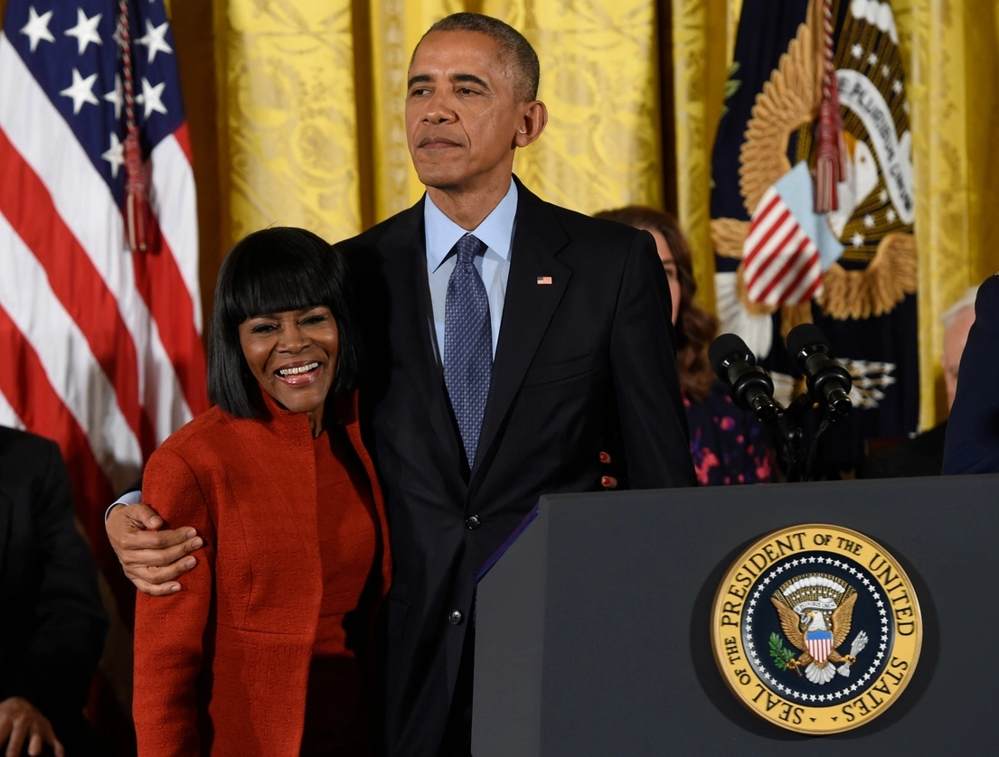 Barack Obama junto a la actriz Cicely Tyson. Foto Afp
