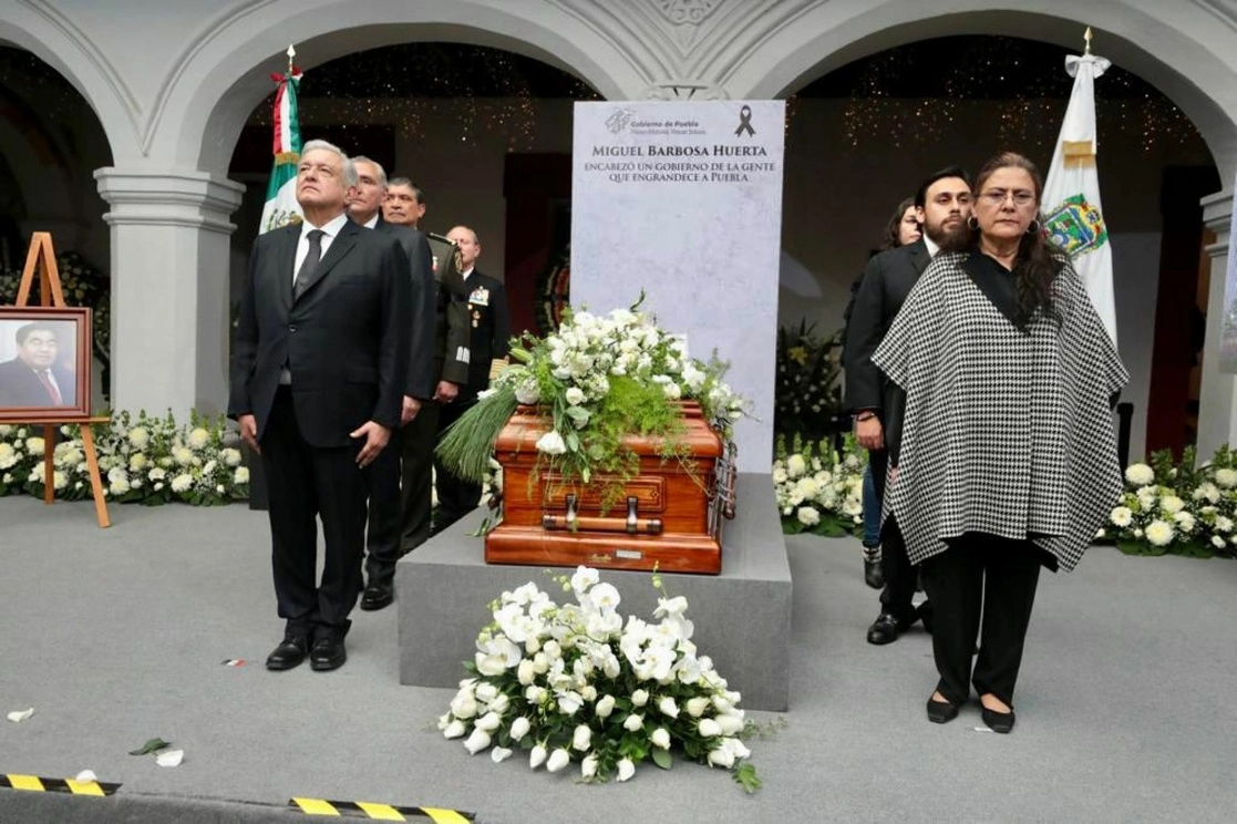 El presidente Andrés Manuel López Obrador encabezó la primer guardia de honor en memoria de Miguel Barbosa, en la Casa Aguayo, Puebla, el 14 de diciembre de 2022. Foto Cuartoscuro 