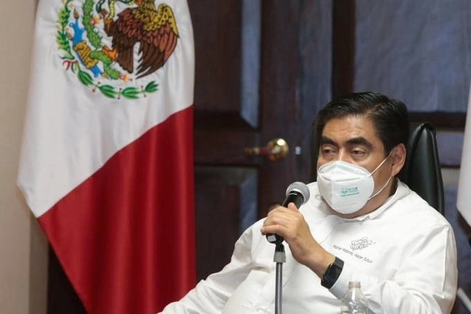 El gobernador emitió un decreto para prohibir la reapertura del sector automotriz. Foto @MBarbosaMX