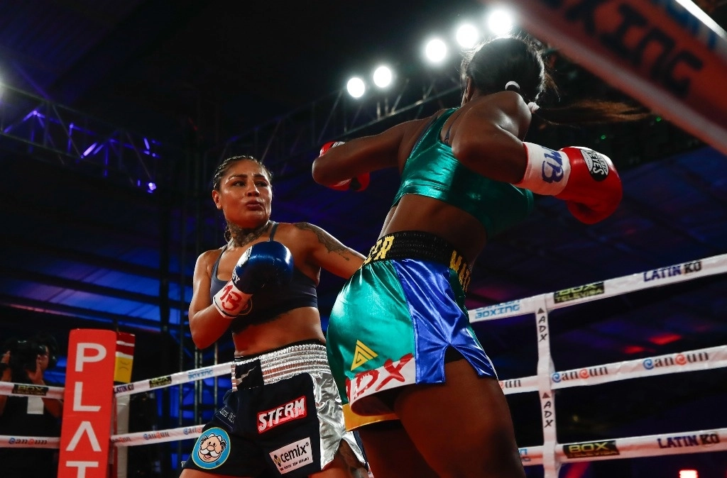 En el Fórum Hipódromo de las Américas en CDMX, Mariana ‘La Barby’ Juárez derrotó a la sudafricana Matshidiso Mokebisi para conseguir el campeonato mundial plata supergallo del CMB. Foto Víctor Camacho