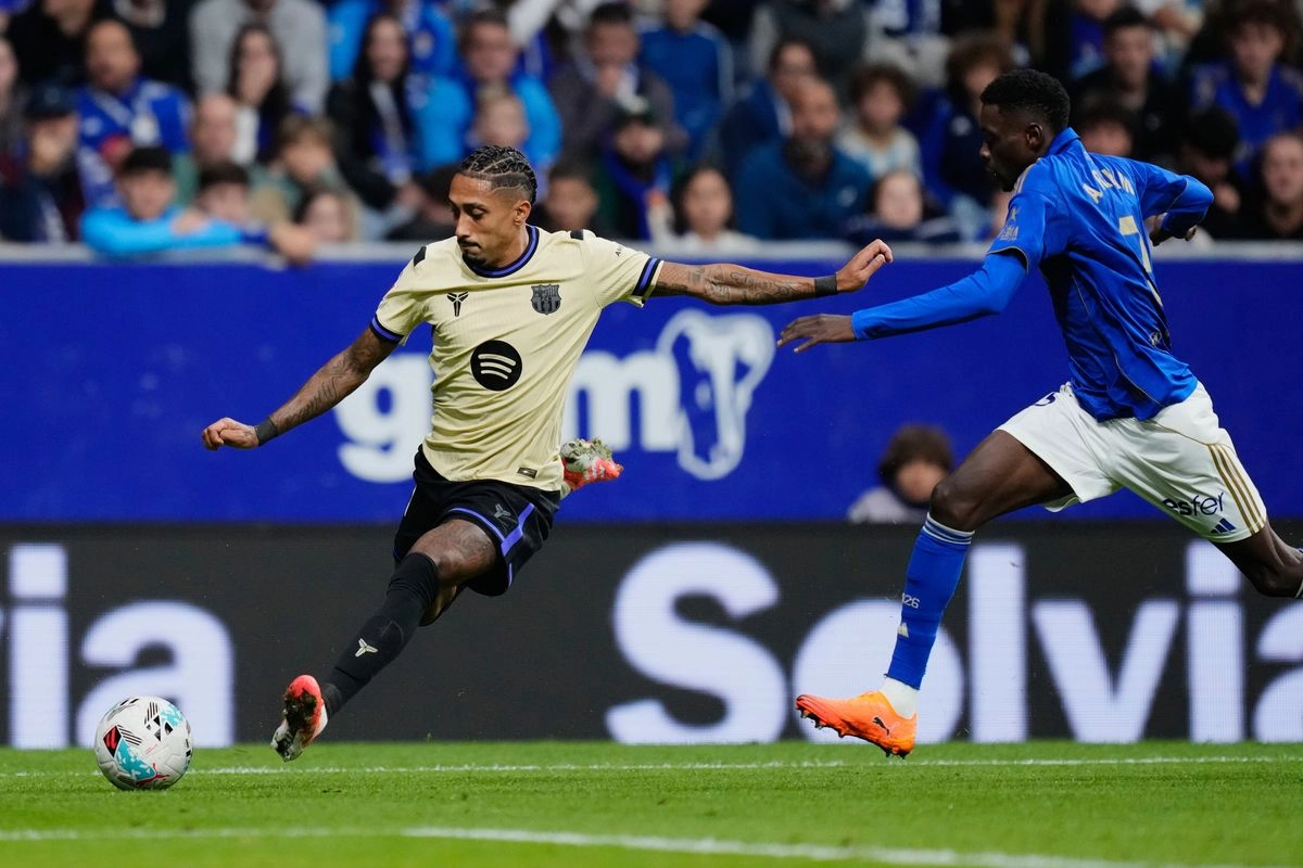 El delantero brasileño Raphinha (izquierda), del Barcelona, durante un partido de la liga española, el 25 de septiembre de 2025. Foto 