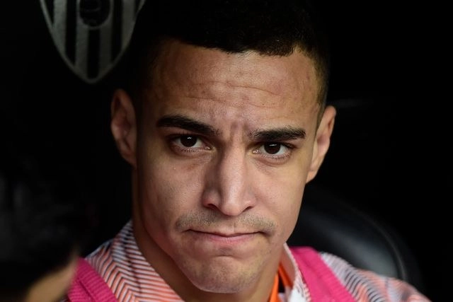 "Rodrigo (la imagen) es un jugador diferencial, por eso lo quiere el Barcelona", dijo el entrenador del Valencia, Albert Celades. Foto Afp