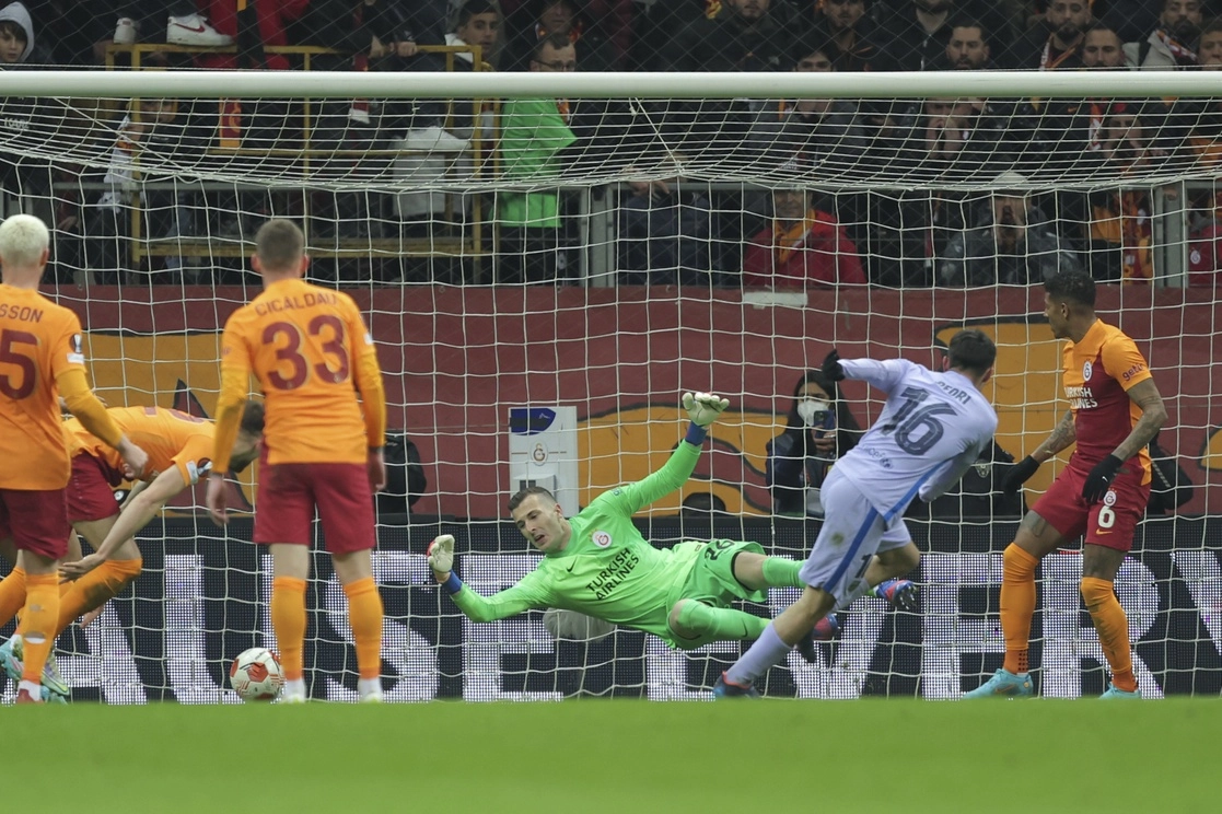 El Barcelona se clasificó a cuartos de final de la Europa League tras remontar y ganar 2-1 en el campo del Galatasaray este jueves en la vuelta de octavos del campeonato continental, el 17 de marzo de 2022. Foto Ap