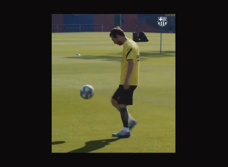 "Back to work!" (¡Regreso al trabajo!), escribió en Twitter el FC Barcelona, junto a una fotografía de Lionel Messi con el balón en los pies. Imagen tomada de @FCBarcelona_es