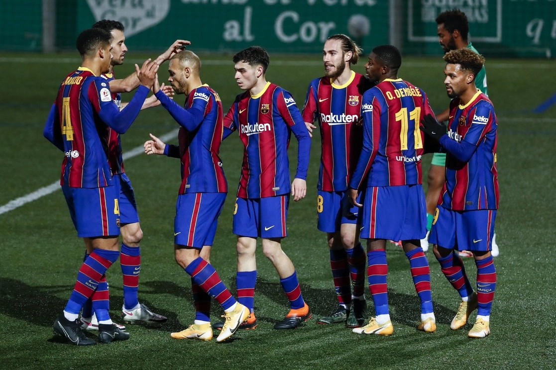 Martin Braithwaite festeja con sus compañeros el segundo gol del encuentro del Barcelona contra el Cornellà. Foto Ap