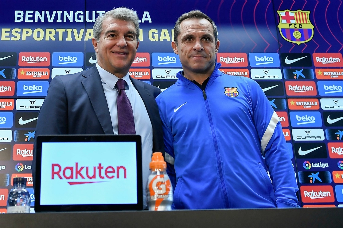El presidente del Barcelona, Joan Laporta, y Sergi Barjuan, entrenador interino, el 29 de octubre de 2021. Foto Afp