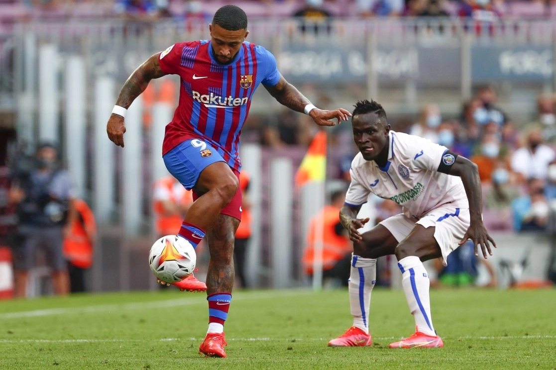 Memphis Depay del Barcelona controla el balón ante la marca del defensor del Getafe, Djene Dakonam. Foto Ap
