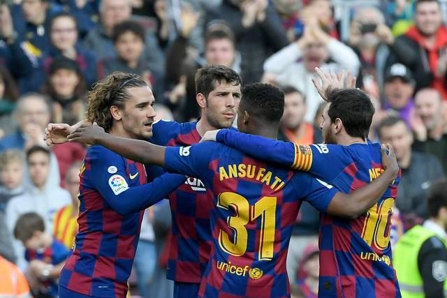 El Barcelona venció 2-1 de local al Getafe, con lo que se mantiene cerca del Real Madrid. Foto Afp