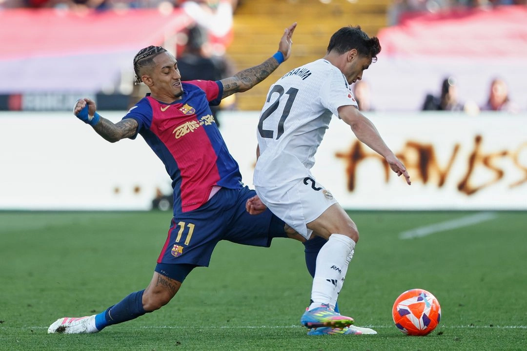 El conjunto azulgrana lidera el campeonato español con 82 unidades, el Real Madrid suma 75 puntos a falta de tres fechas para la finalización del torneo. Foto 