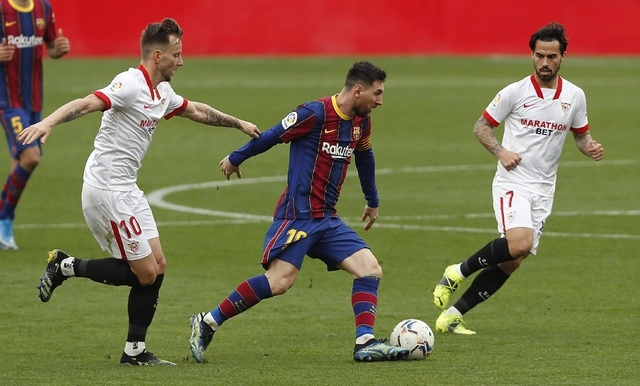 El Barcelona se impuso 2-0 en campo del Sevilla, con goles de Ousmane Dembélé y Leo Messi, en la 25ª jornada de LaLiga. Foto Ap