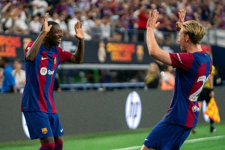 Ousmane Dembele y Frenkie de Jong celebran uno de los goles con los que el Barcelona derrotó 3-0 al Real Madrid en partido de pretemporada disputado en Estados Unidos, en el estadio de los Vaqueros de Dallas. Foto Ap.