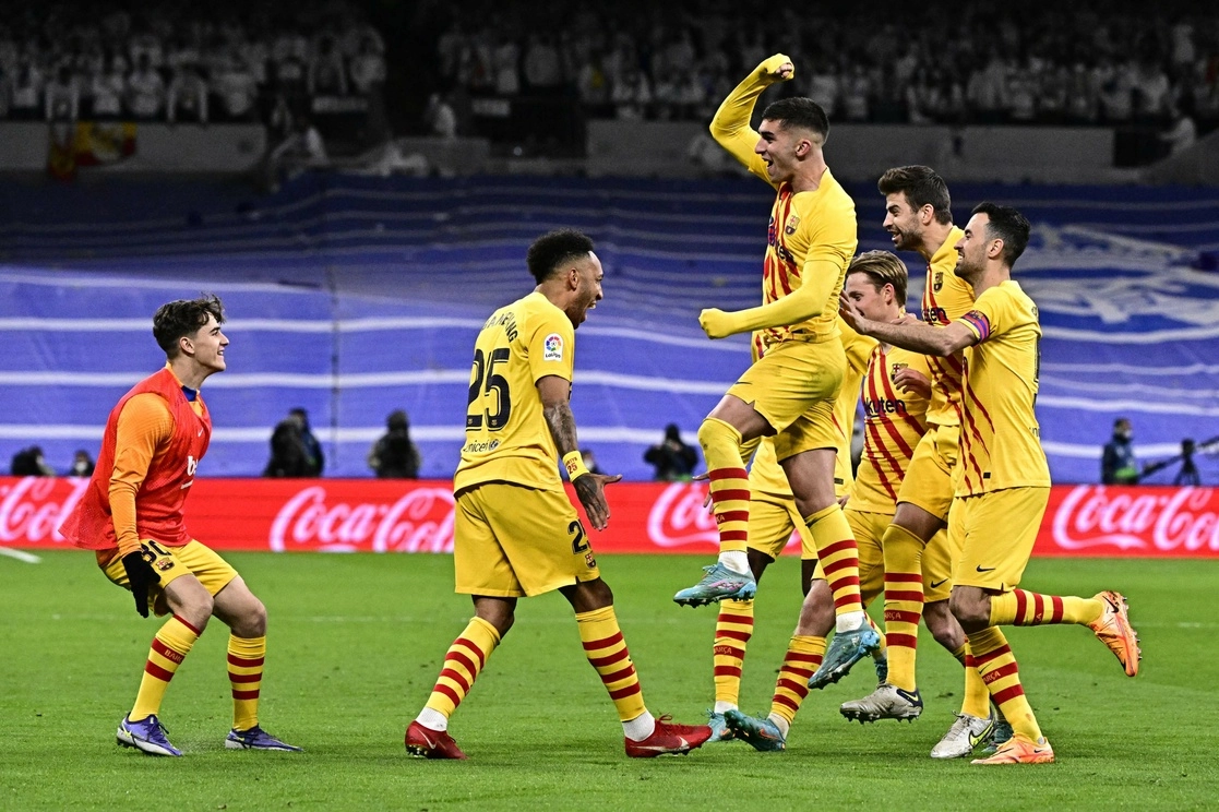 Pierre-Emerick Aubameyang del Barcelona celebra una de las dos anotaciones que logró ante el Real Madrid, en la fecha 29 de La Liga, el 20 de marzo de 2022. Foto Afp