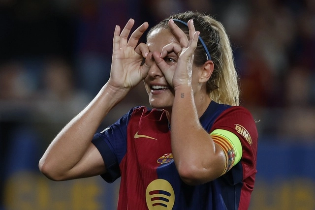 La futbolista del Barcelona, Alexia Putellas festeja una de sus anotaciones durante el encuentro. Foto Ap
