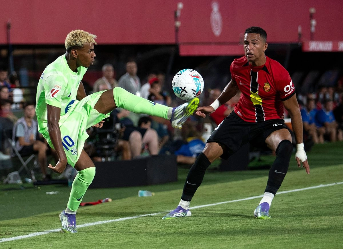 El delantero español #10 del Barcelona, Lamine Yamal, y el delantero español #18 del Real Mallorca, Mateo Joseph, luchan por el balón durante el partido de fútbol de la liga española entre el RCD Mallorca y el FC Barcelona en el Estadio Mallorca Son Moix en Palma de Mallorca el 16 de agosto de 2025.  Foto