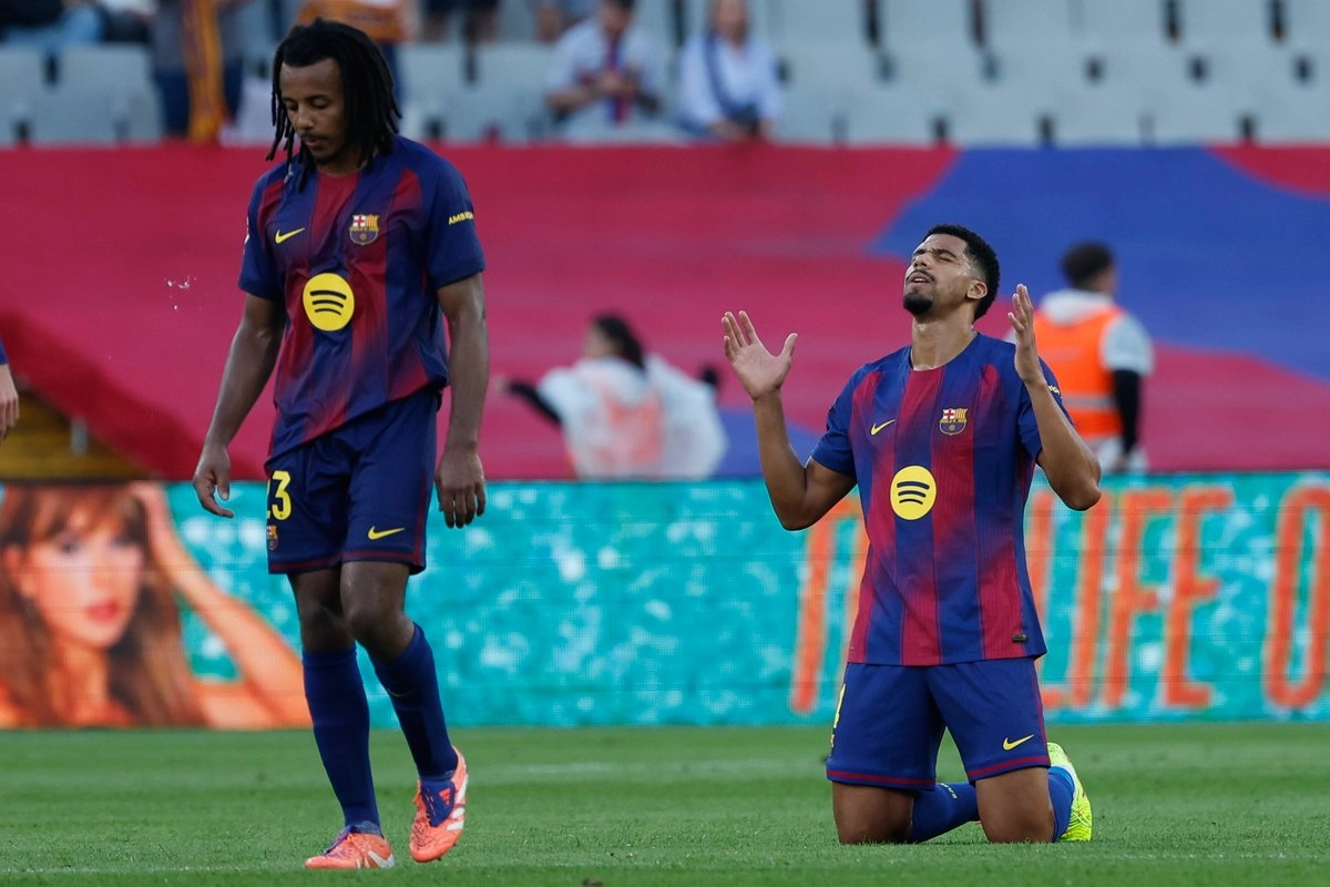 El jugador del Barcelona, Ronald Araujo, marcó el gol de la victoria al minuto 90+3, en duelo contra Girona de la fecha nueve de La Liga, el 18 de octubre de 2025. Foto 
