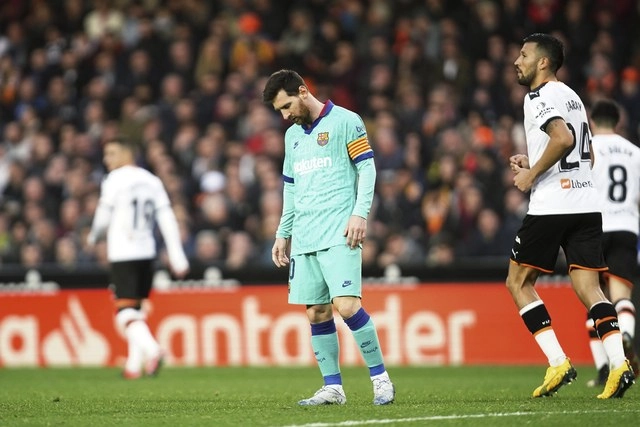 El Barcelona perdió este sábado en el campo del Valencia por 2-0, en la 21ª jornada de liga. Foto Ap
