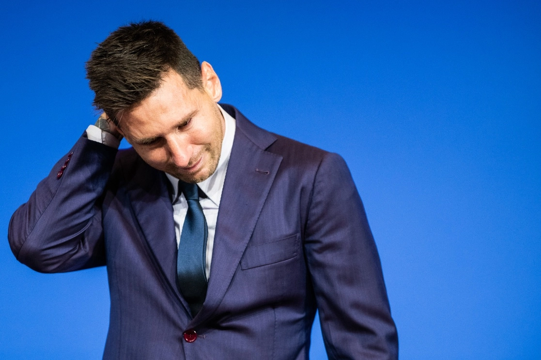 El futbolista Lionel Messi durante una conferencia de prensa que ofreció sobre su partida del FC Barcelona, en el estadio Camp Nou, en Barcelona, España, el 8 de agosto de 2021. Foto Xinhua