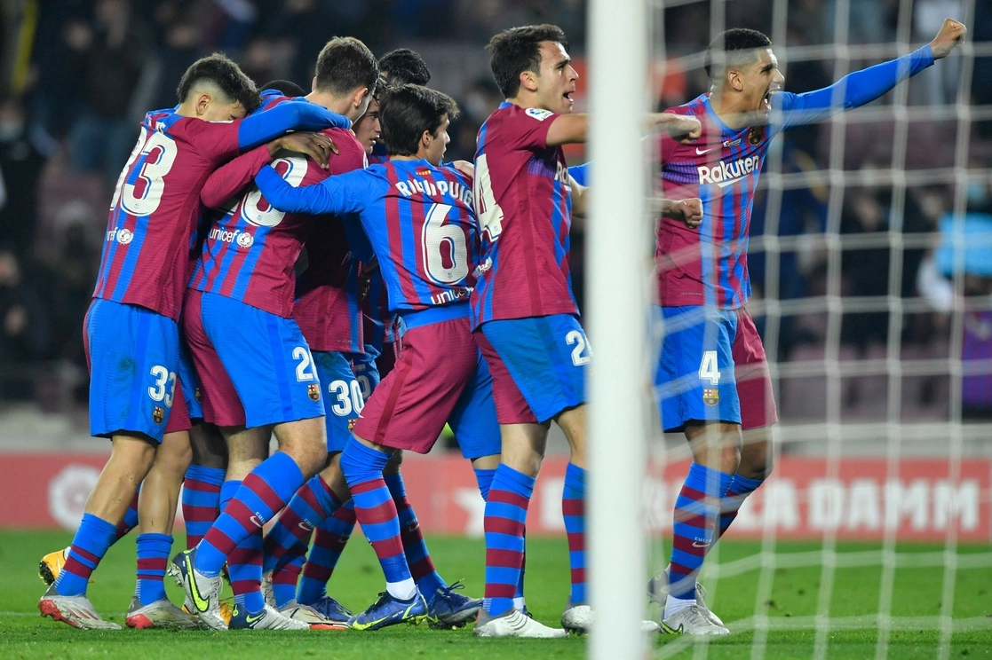 El Barcelona celebra el gol de Nico González ante el Elche, duelo de la fecha 18 de La Liga. Foto Afp 