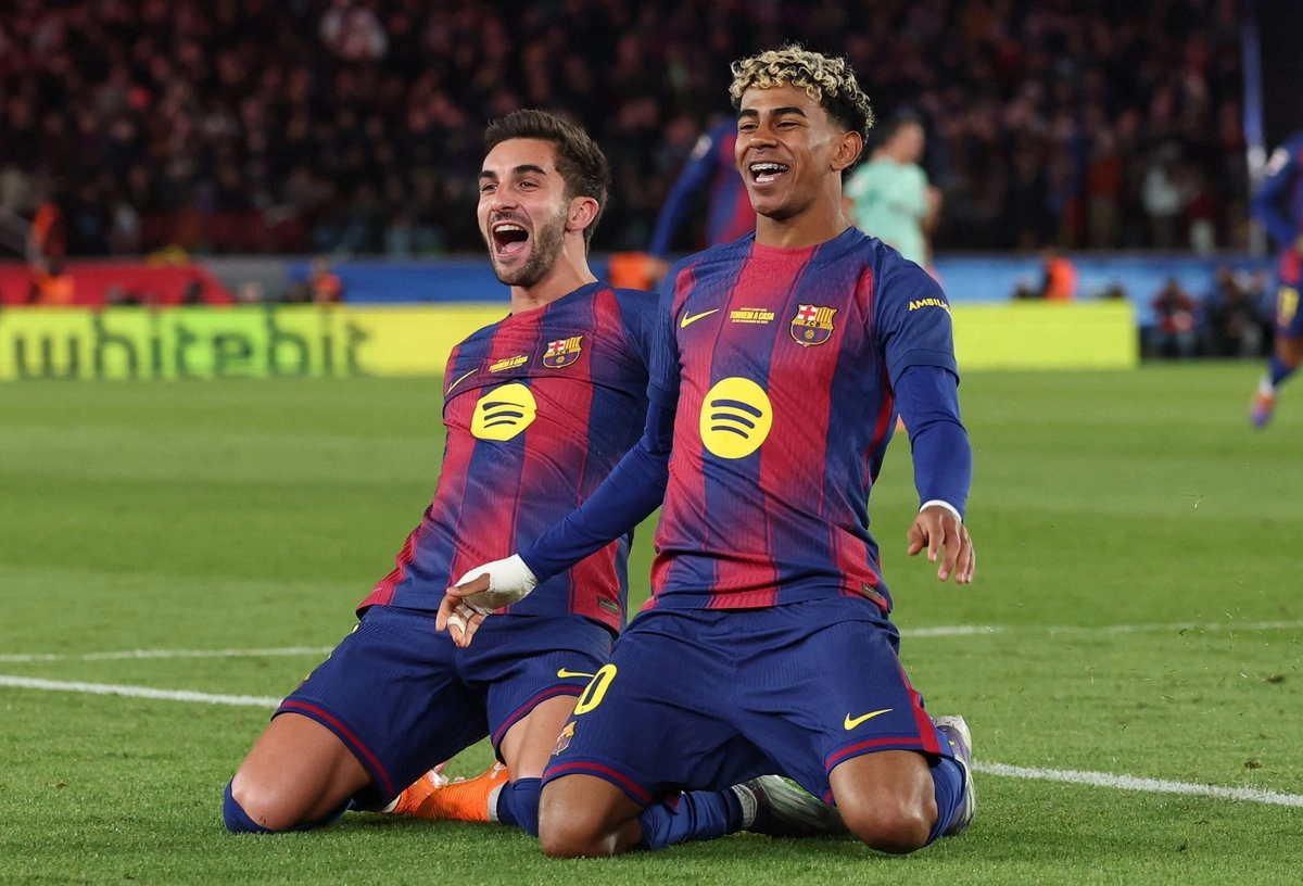 Ferran Torres (izquierda) celebra uno de sus dos goles ante Athletic de Bilbao junto a Lamine Yamal, en el restrenado estadio Camp Nou, el 22 de noviembre de 2025. Foto  